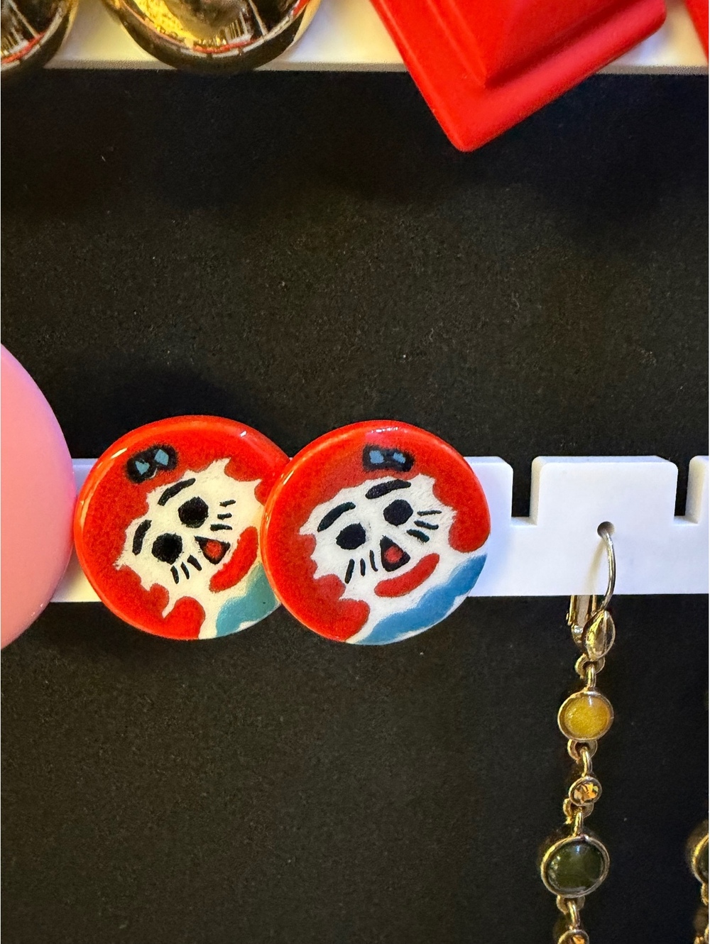 Red skull round earrings